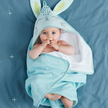 Bébé dans un peignoir lapin bleu