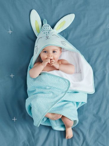 Bébé dans un peignoir lapin bleu