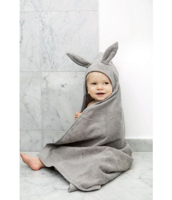 Bambin dans un peignoir lapin gris